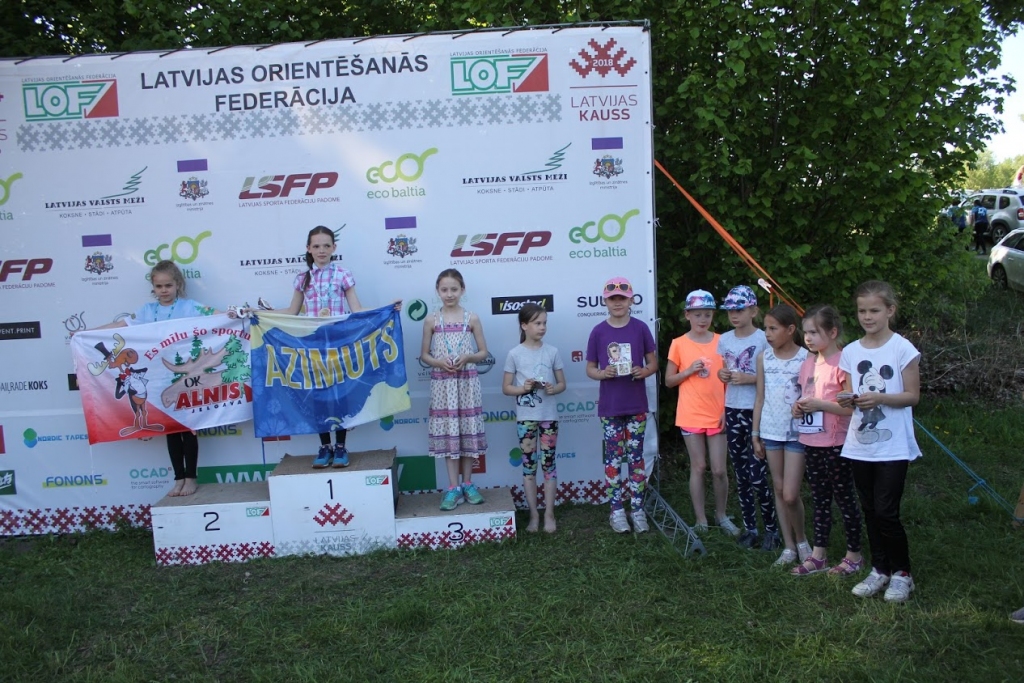 Ceļš uz tālo Skaistkalni nebija mērots velti, “Ozona” orientēšanās čempionāta medaļas izcīnīja vairāki “Azimuts OK-Sm BJSS” sportisti, tostarp S-10 grupas dalībniece Kitija Abula, kura bija ātrāka par savām konkurentēm un izcīnīja 1. vietu.                                                              
Autors:   NO PERSONĪGĀ ARHĪVA
