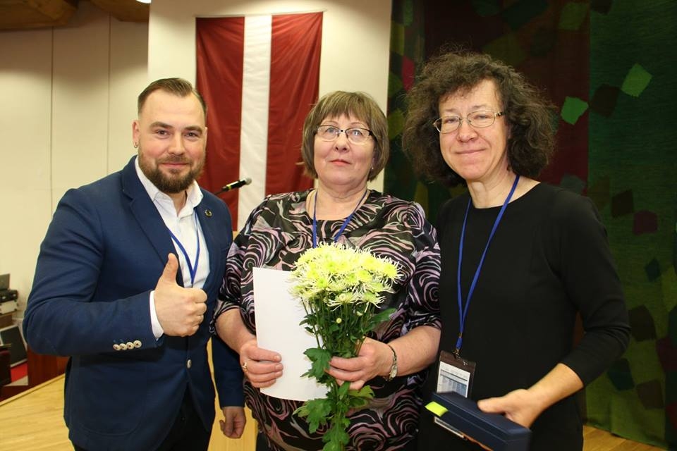 Latvijas veterinārārstu biedrības ikgadējā konferencē atzinības balvu “Sudraba skalpelis” par mūža ieguldījumu veterinārmedicīnā saņēmusi ilggadējā Smiltenes tehnikuma veterināro priekšmetu skolotāja un veterinārārste Rudīte Benta (vidū).                                                                                                                                    
Autors:  NO PERSONĪGĀ ARHĪVA