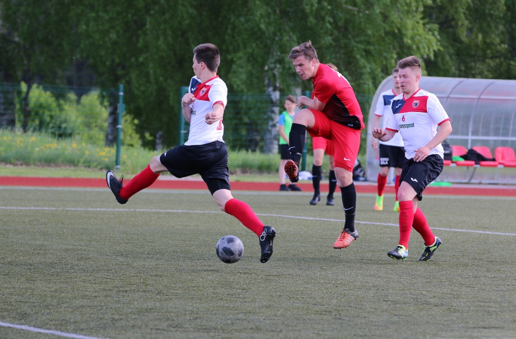 Sestdien, 19. maijā, Komanda.lv 1. līgas futbola čempionāta mājas spēlē Smiltenē, Tepera stadionā, FK “Smiltene/BJSS” spēlētāji saviem līdzjutējiem sagādāja lieliskas emocijas. Spēle pret 1. līgas jaunpienācējiem “Balvu SC” komandu noslēdzās ar rezultātu 6:1. To klātienē vēroja 160 skatītāju. Fotoreportāža no notikuma vietas – portālā ziemellatvija.lv sadaļā Foto.                                                                                                         
Autors:  SANTA SINKA