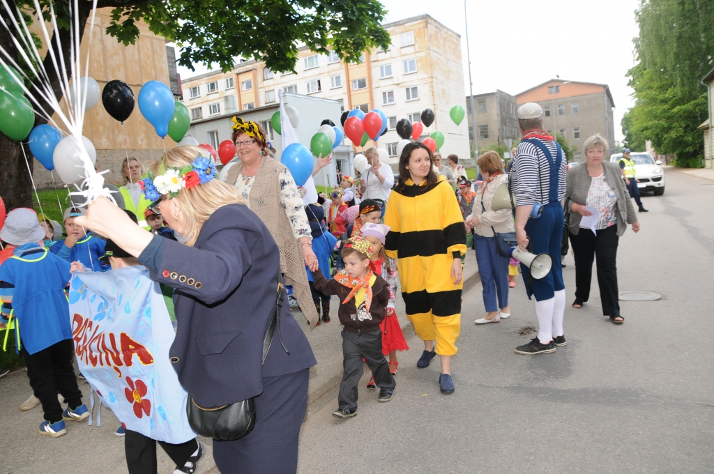 Šogad 1. jūnijā Valkā nebūs tradicionālās bērnu ratu un citu atraktīvu braucamrīku parādes, bet 11. jūnijā, kad Valka un Valga svinēs savu 434. dzimšanas dienu, notiks dvīņu pilsētu bērnudārzu audzēkņu svētku gājiens. 
Autors:  INGA KARPOVA