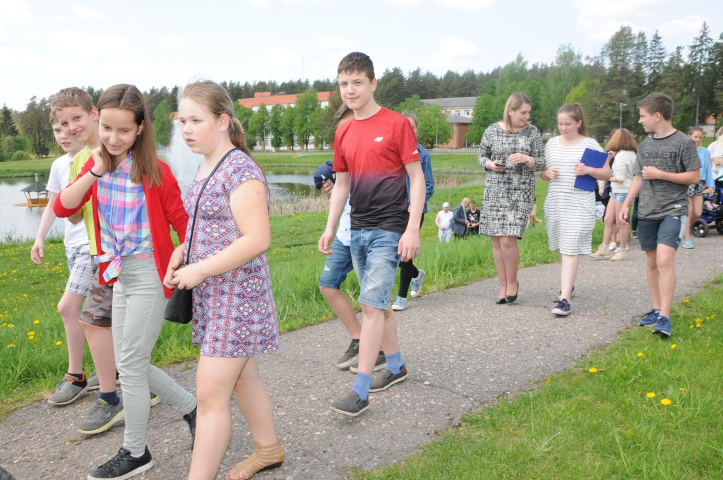 Atklājot pašu izveidoto gulbju māju Rūjienas ielas mikrorajona dīķī, Valkas Jāņa Cimzes ģimnāzijas 6.b klases skolēni vēl nezināja, ka iegūs konkursa “100 darbi Latvijai” galveno balvu.                                          
Autors:   INGA KARPOVA
