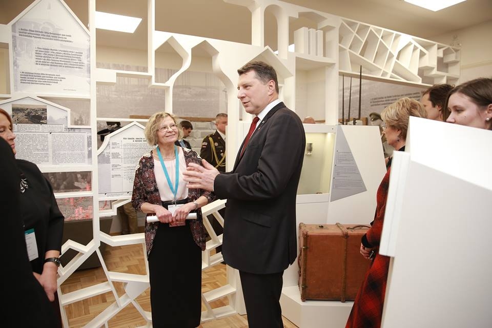 Pērn 2. decembrī Latvijas Valsts prezidents Raimonds Vējonis Valkas novadpētniecības muzejā svinīgi atklāja patstāvīgo ekspozīciju “Valka – Latvijas neatkarības šūpulis”. Prezidentu ar ekspozīciju iepazīstināja galvenā krājuma glabātāja Aija Priedīte.                                                  
Autors:   INGA KARPOVA  