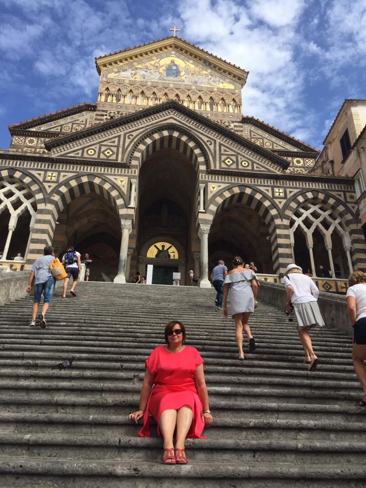 Amalfi katedrāle, uz kuru ved garās kāpnes, ir tūristu iecienīta vieta. Var tikai apbrīnot, kā kalnos iespējams iebūvēt ko tik grandiozu. 
Autors:  Ingūna Johansone