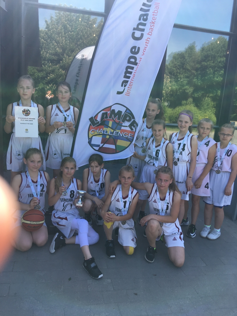 Smiltenes sporta skolas meiteņu basketbola komanda U-12 vecuma grupā sevi apliecinājusi kā trešo labāko starptautiskās sacensībās.                                                                                                                       
Autors:  NO PERSONĪGĀ ARHĪVA