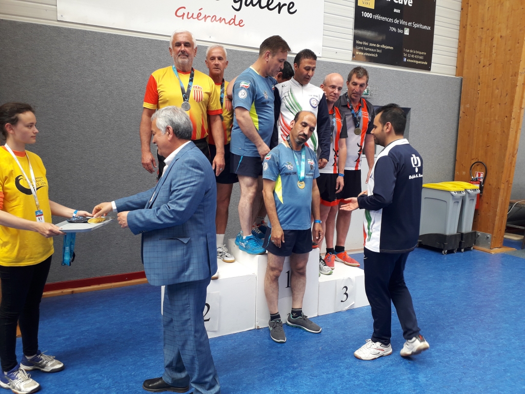 Francijā notikušajās Pasaules kompāniju sporta spēlēs galda tenisā augsto 2. vietu izcīnīja latvieši Guntis Šēnhofs (uz goda pjedestāla pirmais no kreisās) un Juris Siliņš.                                                             
Autors:  NO PERSONĪGĀ ARHĪVA