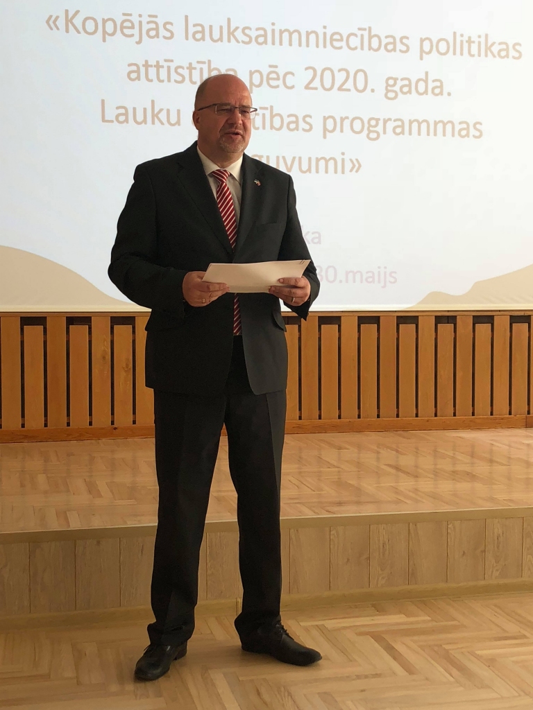 Lauksaimnieku informatīvās sanāksmes pirmā daļa pārvērtās par zemkopības ministra Jāņa Dūklava (no labās) un Valkas novada domes priekšsēdētāja Venta Armanda Kraukļa cīkstēšanos par olu rūpnīvas būvniecību Valkas pagasta Saulē.                                                                                     
Autors:  INGA KARPOVA, ZANE BRŪVERE