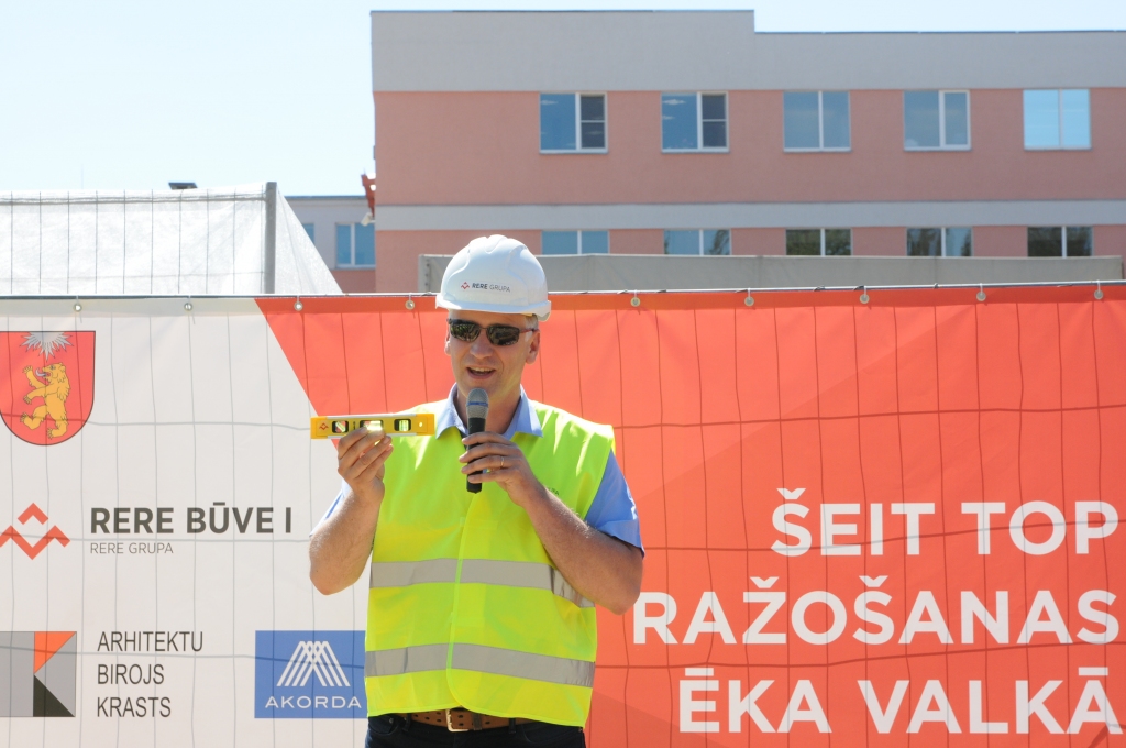 “Valka ir līmenī, tāpēc kapsulā kā simbolu ievietošu līmeņrādi,” priecājas uzņēmuma pilnsabiedrības “RERE Būve 1” valdes priekšsēdētājs Guntis Āboltiņš-Āboliņš.                                                                                        
Autors:  INGA KARPOVA