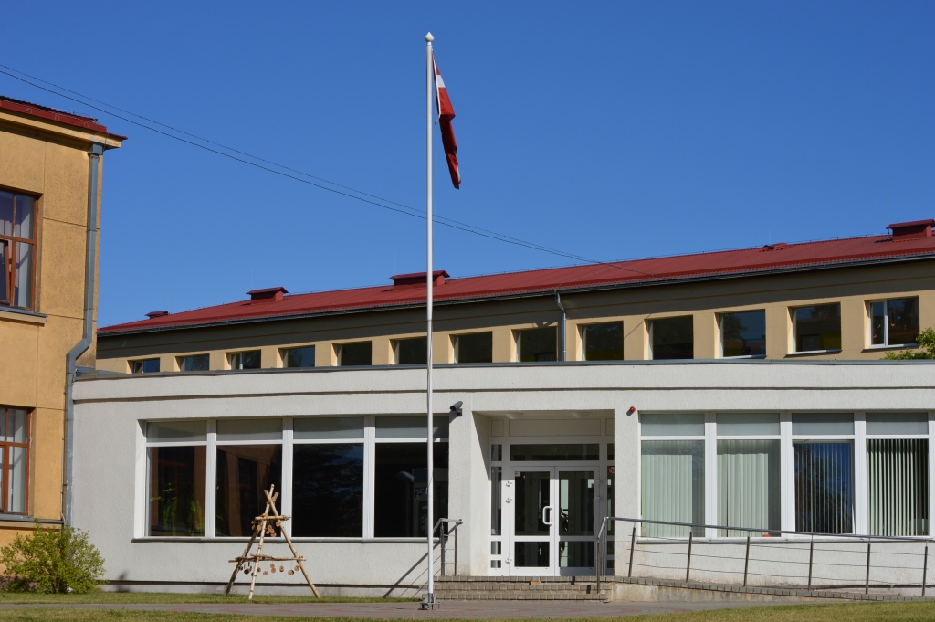 Lai Smiltenes vidusskola varētu modernizēt un attīstīt savu infrastruktūru, šovasar tiks demontēta 2008. gadā uzceltā skolas pusapļa piebūve (priekšplānā). Cita risinājuma nebija, uzklausot ekspertus, atzīst pašvaldība. 
Autors:  SANDRA PĒTERSONE