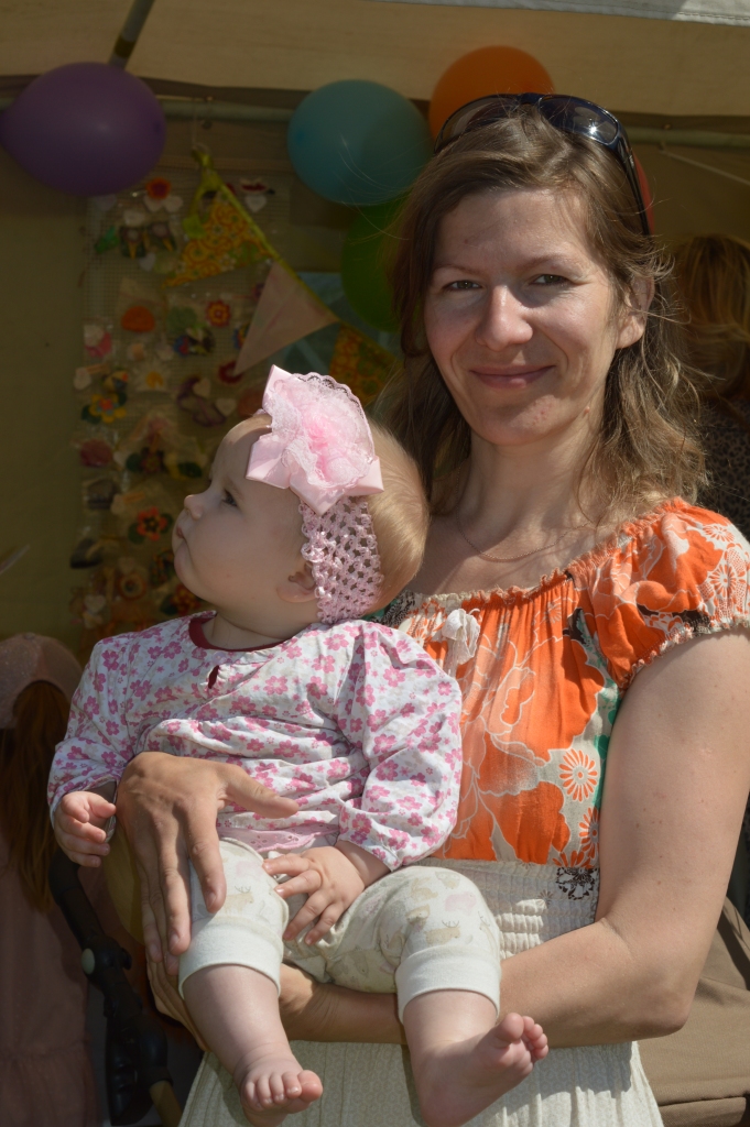 Līga Čukure ar bērniem (attēlā ar meitiņu Sofiju) ir gadiem uzticīga “baltas sirds” akcijas apmeklētāja. “Priecājos, ka bērniem notiek pasākums, kas gan ievada vasaru, gan ir ar mērķi labdarībai un kurā pie reizes var iegādāties noderīgas lietas,” teic Līga.