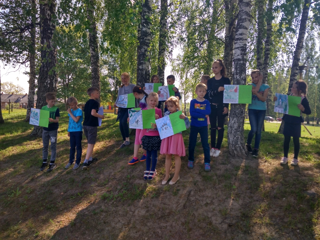 Palsmanes pamatskolas skolēnu pierakstītās un pašu ilustrētās Palsmanē radušās teikas (attēlā bērniem rokās) tagad ikviens var izlasīt “Stāstu birztaliņā” ciema galvenā ceļa malā.                                      
Autors: PALSMANES PAMATSKOLA