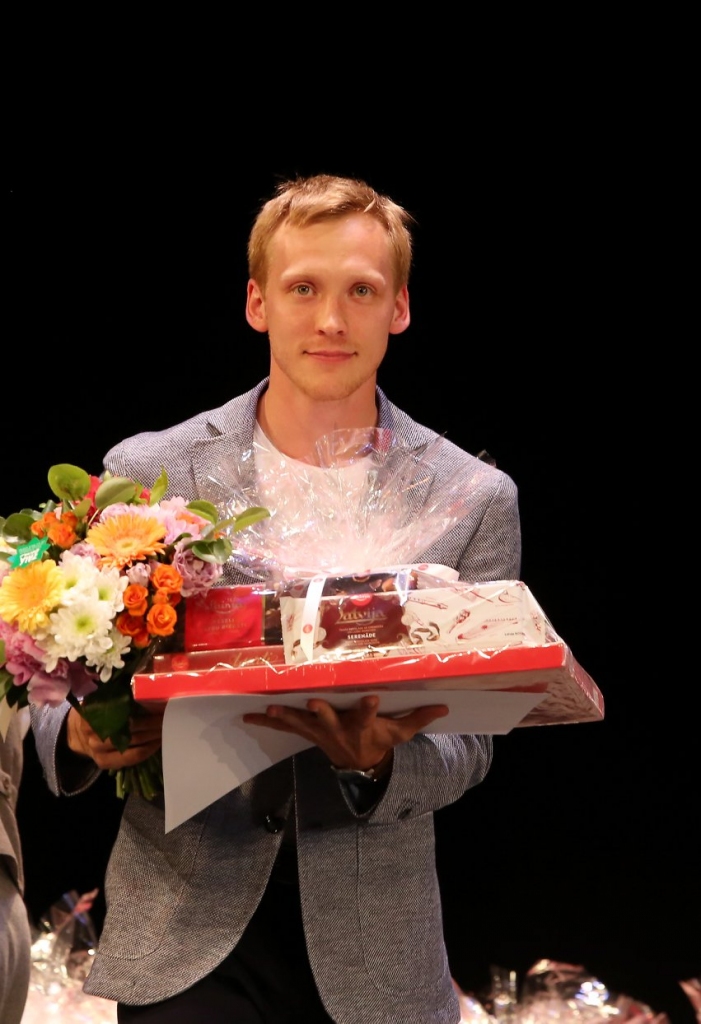 “Tas ir liels panākums, un ir pamats būt laimīgiem un gandarītiem,” teic “Ieviņas” vadītājs Reinis Rešetins (attēlā – saņemot “Ieviņai” fināla skatē pasniegto diplomu un balvas).                                        
Autors:  NO PERSONĪGĀ ARHĪVA