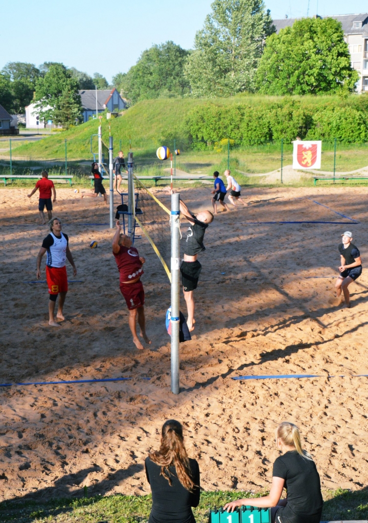 Pludmales volejbola turnīra “Valka Beach” šīs sezonas pirmajā posmā startēja 14 komandas.                                                                               
Autors:  DACE PŪCE