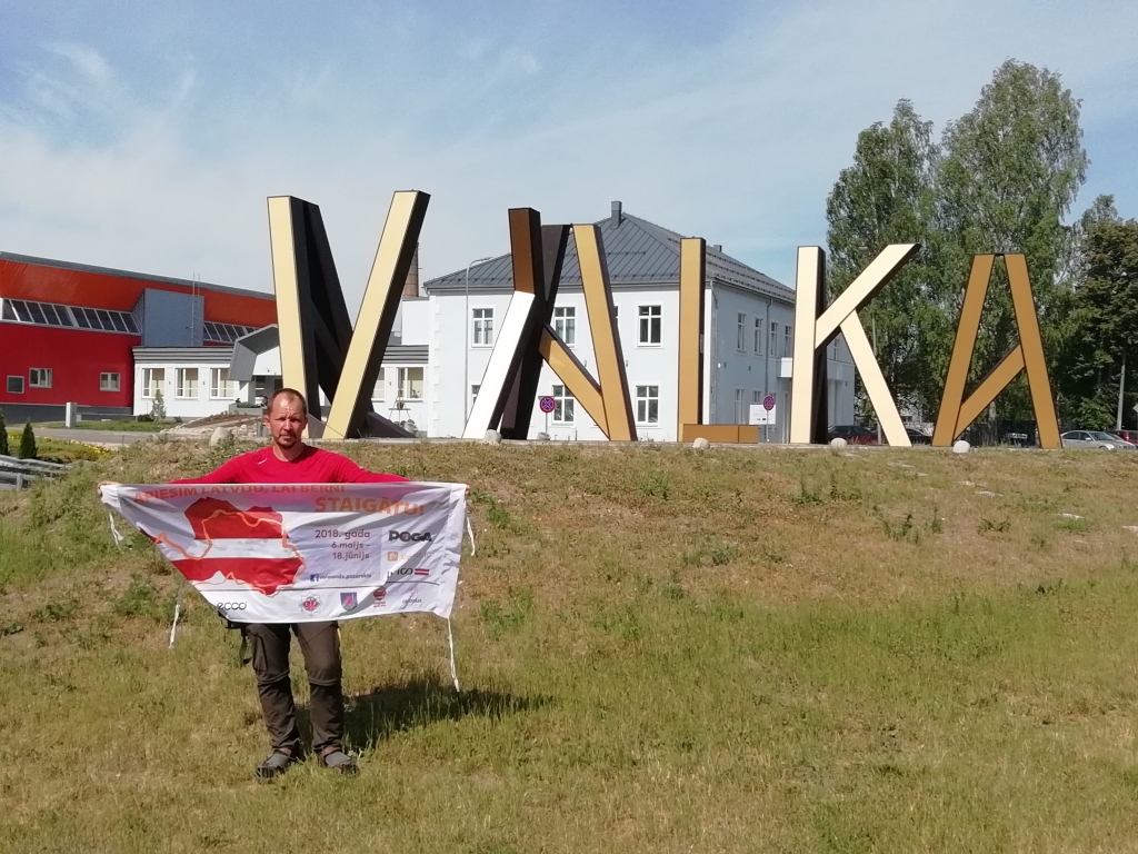 Ventspilnieks un Kurzemes brigādes 46. kājnieku bataljona zemessargs Raimonds Požarskis ir patīkami pārsteigts par pagājušajā gadā atklāto Valkas vides objektu.                                                                      
Autors:  DAINA KĀRKLIŅA
