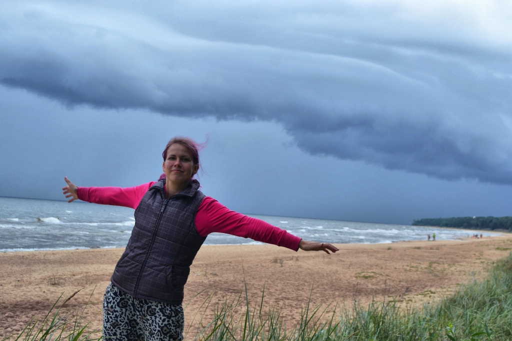 To skaistumu un noskaņu, ko saskatījusi  un sajutusi, vērojot jūru, smilteniete Elīna Kubuliņa-Vilne (attēlā) uzņem fotogrāfijās un daļu no tām parādīs plašākam skatītāju lokam.                                                     
Autors:  NO PERSONĪGĀ ARHĪVA