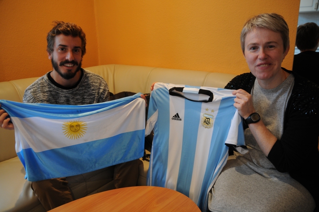 Pateicoties valcēnietes Māras Bondares-Petersenas atsaucībai, Tomass iepazinās ar Valku un Valgu.   