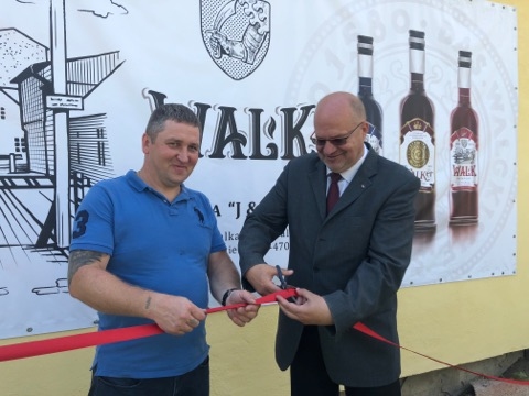 Aizvadītajā piektdienā Valkā atklāja jaunu uzņēmumu – stipro dzērienu ražotni. Tās vadītājs Vitālijs Katko (no kreisās) un Valkas novada domes priekšsēdētājs Vents Armands Krauklis svinīgi atklāja SIA “J&K”. 
Autors:  ZANE BRŪVERE-KVĒPA