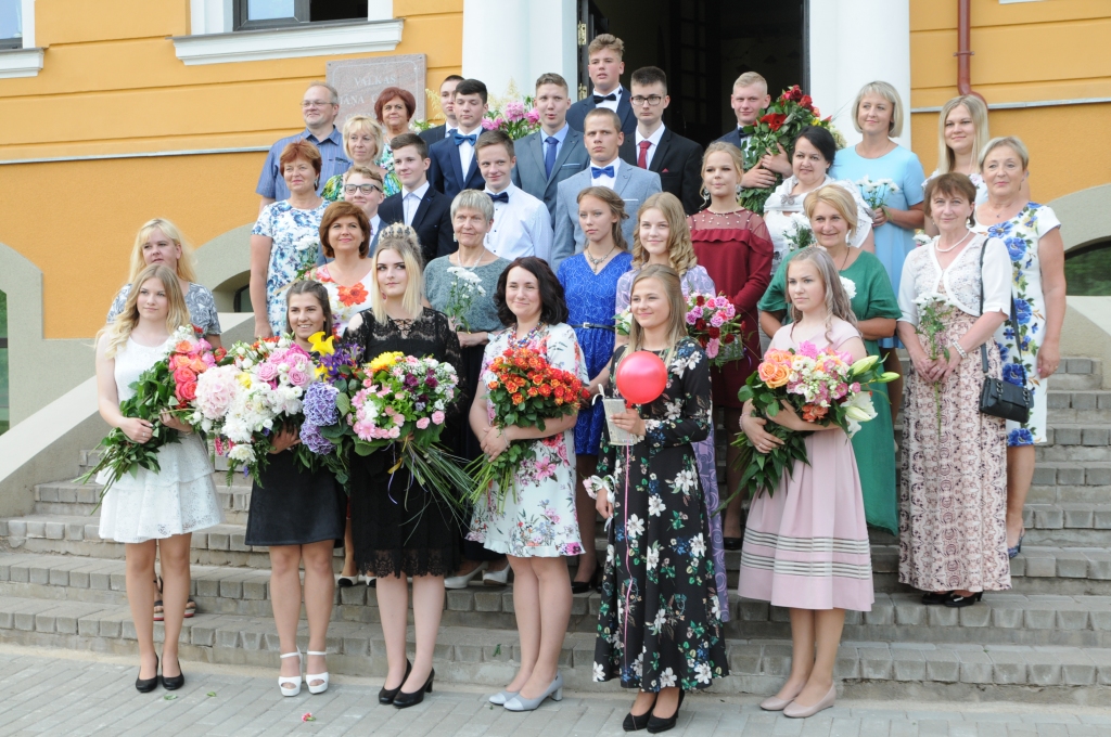 Aizvadītajā sestdienā ar Valkas Jāņa Cimzes ģimnāzijas 9. c klases izlaidumu novadā noslēdzās brīnišķīgais un emocionālais izlaidumu laiks. “Ziemeļlatvija” ar dzejnieces Anitas Anitīnas vārdiem “Nekas nav beidzies. Viss tikai sākas. Viss – pa īstam – tikai vēl būs. Nesteidzini!” sveic visus absolventus ar pirmās dzīves virsotnes sasniegšanu, kā arī klašu audzinātājus, skolotājus un vecākus.                                                                                                                                                                                                                                                                                                                  
Autors:  INGA KARPOVA 