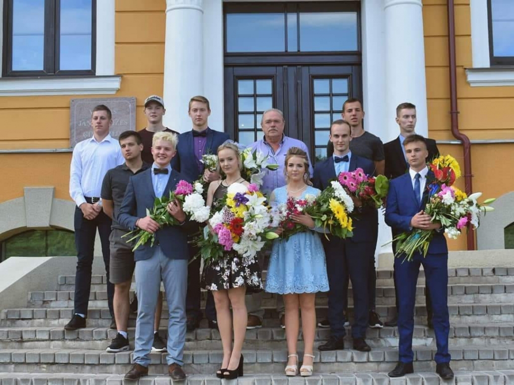 Treneris Kārlis Raudiņš teic, ka šīs volejbola kluba “Valka” un novada bērnu un jauniešu sporta skolas grupas tapšanā ieguldīts astoņu gadu darbs. 
Autors:  NO KLUBA ARHĪVA