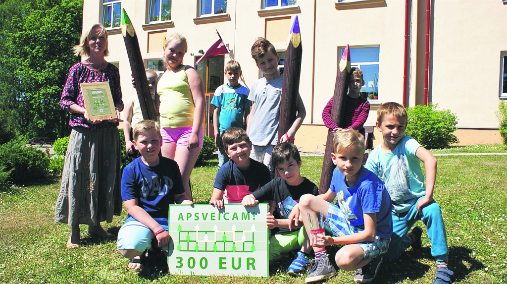 Strautiņu pamatskolas 2. klases skolēni un pulciņa “Prātnieks” dalībnieki ar skolotāju Guntu Epneri. 
Autors:  Līga Vīksna
