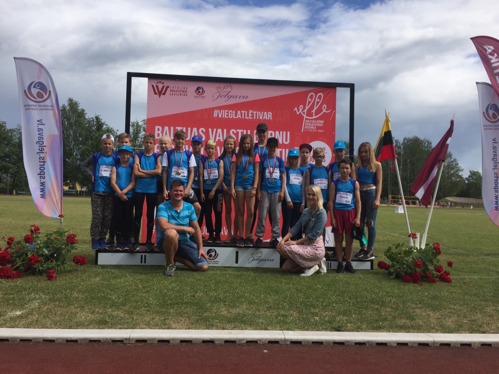 Smiltenes sporta skolas jaunie vieglatlēti, treneru Ingara Grēna un Sindijas Grēnas audzēkņi, lieliski nostartējuši Baltijas valstu bērnu festivālā vieglatlētikā, kopumā izcīnot 10 medaļu un divas vietas Latvijas izlasē uz sacensībām Polijā.                                                                                                                                                   
Autors:  NO PERSONĪGĀ ARHĪVA