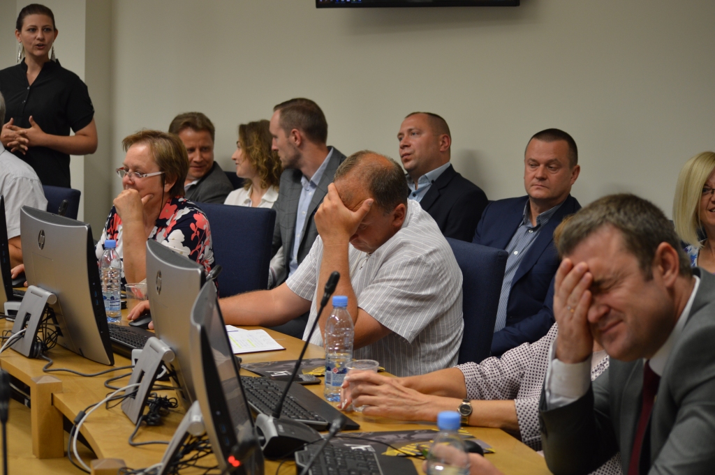 Uzņēmumu “LVBet” domes sēdē pārstāvēja seši cilvēki (aizmugurē), taču viņiem neizdevās pārliecināt Smiltenes novada deputātus pieņemt uzņēmumam labvēlīgu lēmumu par azartspēļu zāles atvēršanu Smiltenē.    
Autors: SANDRA PĒTERSONE