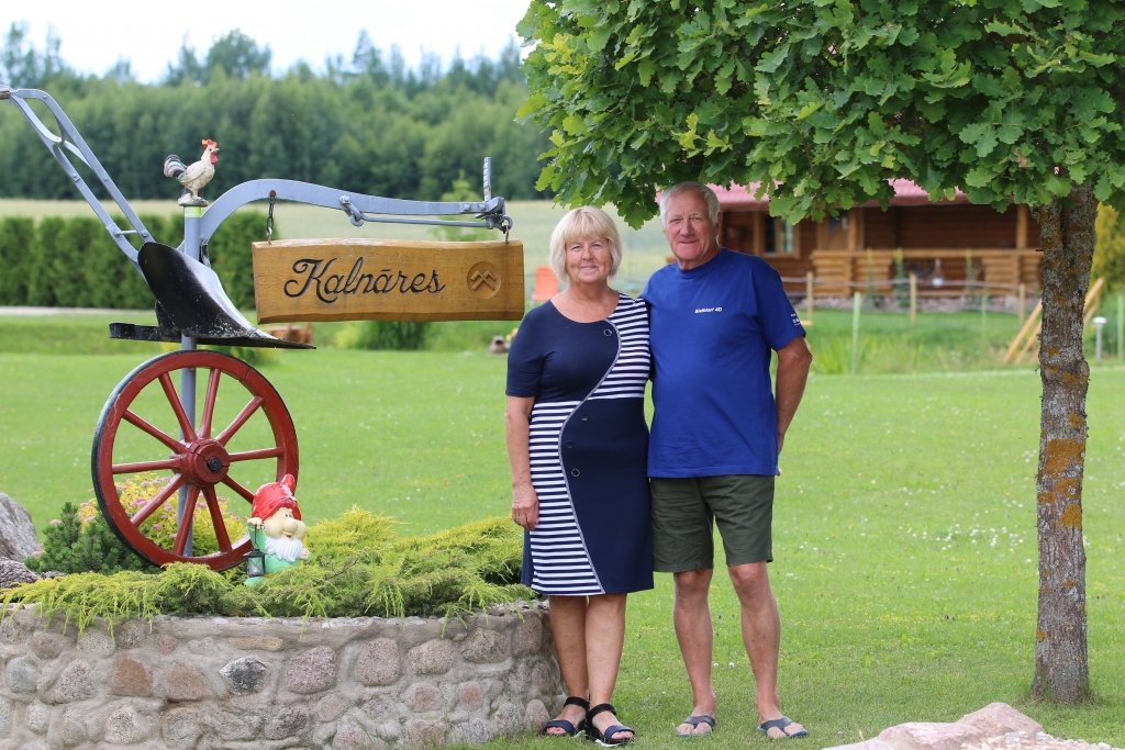 Pirms trīsdesmit gadiem šī vieta Blomes pagastā bija aizaugusi ar krūmiem. Indulis un Valentīna Krūmiņi astoņdesmito gadu beigās te sāka celt savu ģimenes māju, dodot tai skanīgu vārdu “Kalnāres”. Blomēnieši gadu gaitā radījuši sev apkārt tādu vidi, ko novērtējuši ne vien novada, rajona, bet pat Latvijas mēroga konkursu žūrijas pārstāvji. Taču ne jau diplomu un atzinības dēļ viņi to dara – darba tikumu iemācījuši senči, to Valentīna un Indulis ieaudzinājuši arī nākamajām paaudzēm.  
Autors: SANTA SINKA