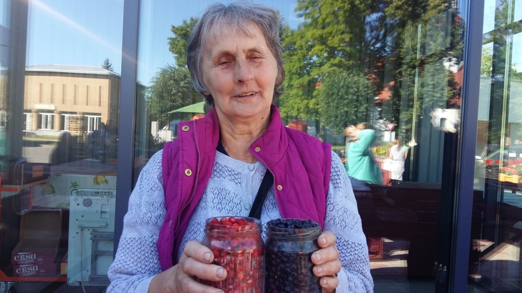 Šonedēļ Valkas tirgū pašas salasītās pirmās mellenes un pēdējās meža zemenes piedāvāja Valkas pagasta iedzīvotāja Māra Laure. 
Autors: INGA KARPOVA
