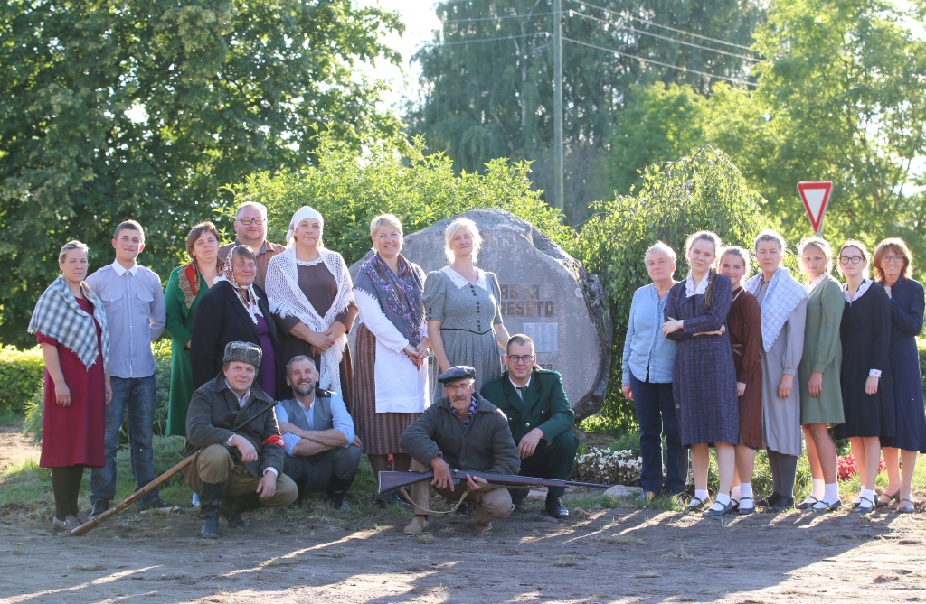 Blomes amatierteātra lielais kolektīvs pošas XXVI Vispārējiem latviešu Dziesmu un XVI Deju svētkiem, kuros ir izpelnījies būt svētku dalībnieku vidū. 
Autors: SANTA SINKA