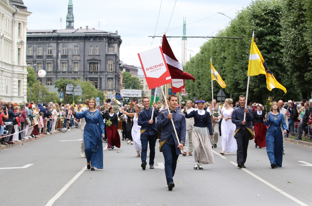 Svētdien, 1. jūlijā, vairāk nekā 43 tūkstoši XXVI Vispārējo latviešu Dziesmu un XVI Deju svētku dalībnieki no Brīvības pieminekļa devās Svētku gājienā pa Brīvības ielu. Ar lepnumu par savu novadu, radošiem, dziedošiem un dejojošiem cilvēkiem kuplā skaitā gājienā devās Smiltenes novada amatiermākslas kolektīvu dalībnieki un delegācija – kopumā pieci simti. 
Autors: SANTA SINKA