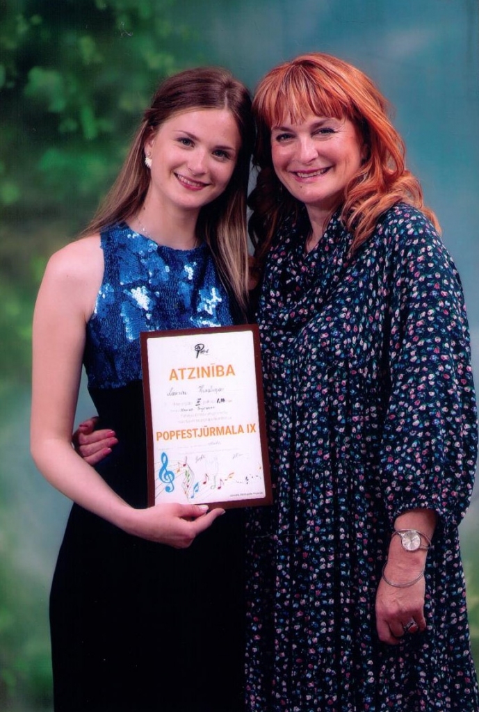 Valcēniete Laura Krastiņa (attēlā ar studijas “Joy” vadītāju Marinu Jerjominu) jūnijā pārstāvējusi studiju “Joy” divos starptautiskos vokālistu konkursos, kuros ieguvusi augstu novērtējumu. 
Autors: NO STUDIJAS “JOY” ARHĪVA