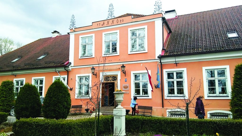 Kukšu muiža no vienas puses izskatās kā vienstāva ēka, bet no ezera puses – kā liels divstāvu nams. 
Autors: PĀRSLA KONRĀDE
