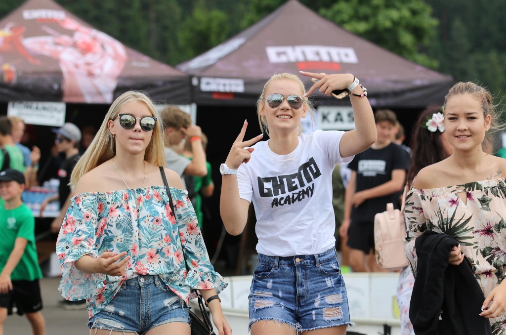 “Ghetto Football” ielu futbola turnīra norisei Smiltenē aktīvi līdzi juta smiltenietes Evelīna (no kreisās), Marta un Laura Marija. 
Autors: SANTA SINKA