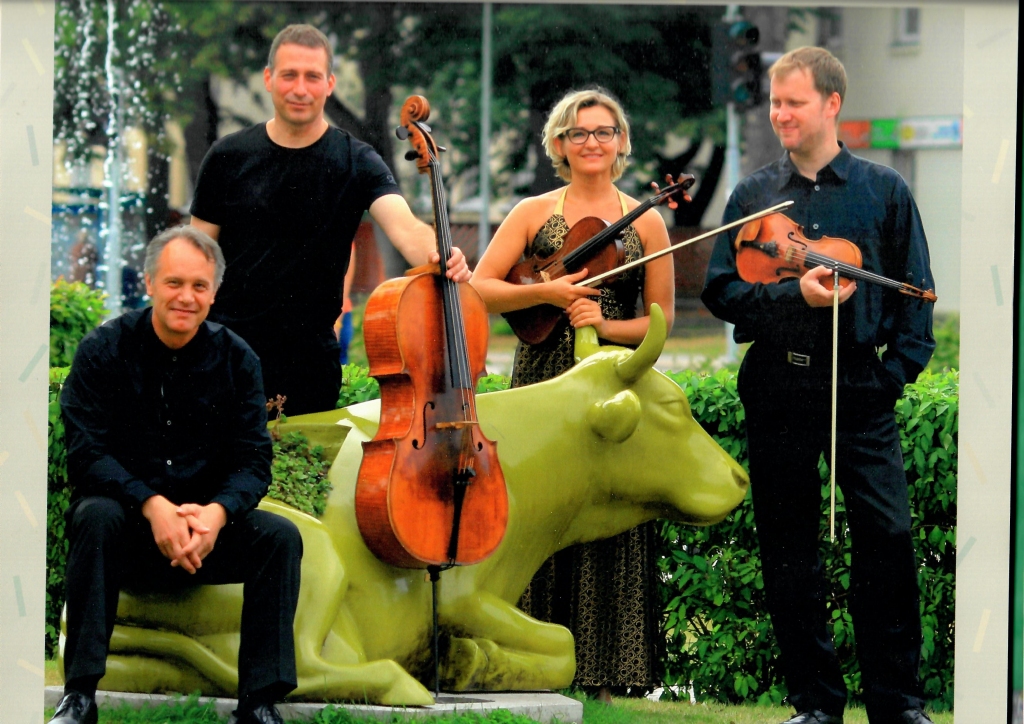 Nākamsvētdien Valkā būs iespējams gūt muzikālo baudījumu, ko sniegs klavieru kvartets “RIX”, kurā muzicē pianists Jānis Maļeckis, bijušais valcēnietis čellists Reinis Birznieks (otrais no kreisās), altiste Ilze Kļava un vijolnieks Sandis Šteinbergs. 
Autors:  PUBLICITĀTES FOTO