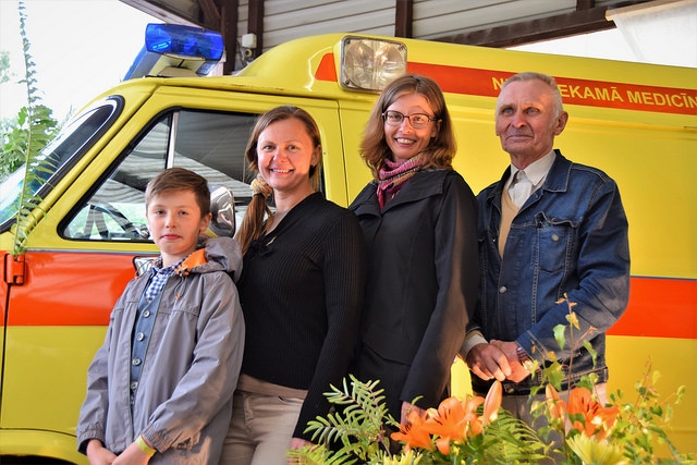 Uz apbalvošanu klātienē varēja ierasties tikai daļa no Vītoliņu saimes. Foto no kreisās puses
– pacienta mazdēls Nils Vītoliņš, pacienta meitas Sarmīte Vītoliņa un Olga Vītoliņa, pacients
Arnolds Juris Vītoliņš.