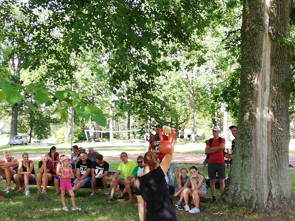 Ikgadējā Ērģemes pagasta Vasaras sporta diena noslēdzās ar svaru bumbas celšanu. 
Autors: MĀRCIS KRAMS
