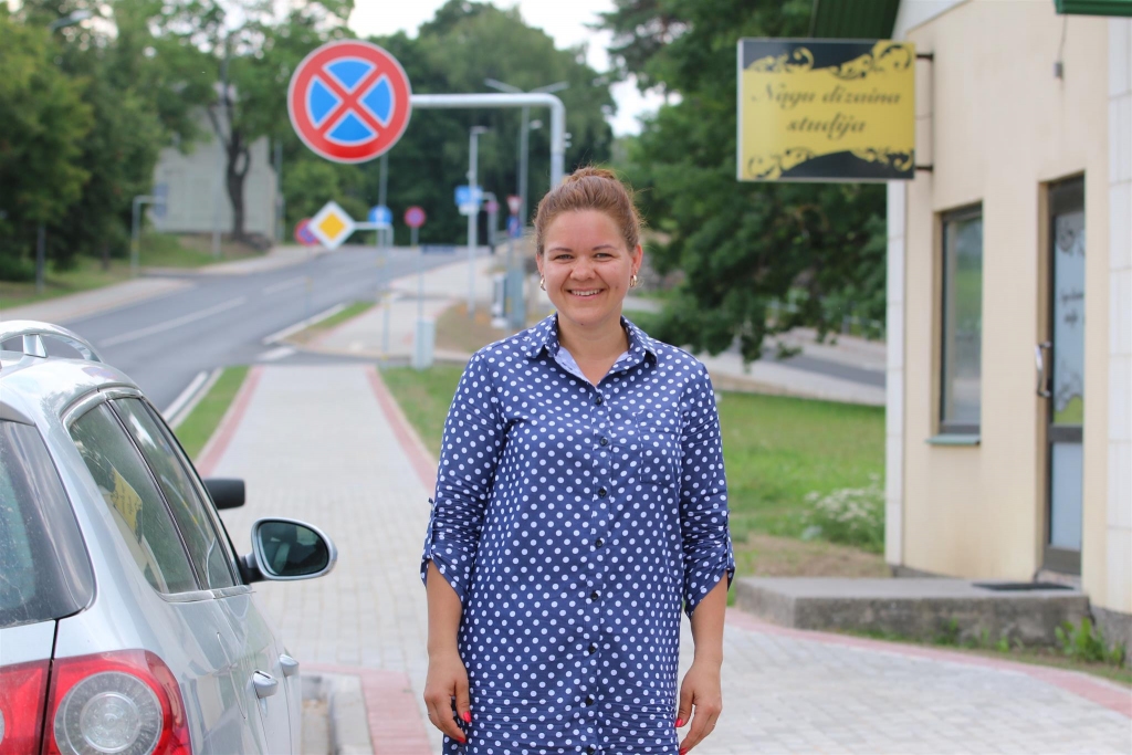 Nagu dizaina studijas īpašniece, smilteniete Sniedze Krēgere neslēpj sajūsmu par tranzītielas posma pārbūves darbu beigšanu. Neērtības vairāk nekā pusgada garumā nācās izjust katru dienu, taču, redzot rezultātu, viņa smaida. Vislielāko prieku sagādā izbūvētās stāvvietas automašīnām un gājēju ietve, kas pirms būvdarbiem nebija vispār.  
Autors: SANTA SINKA