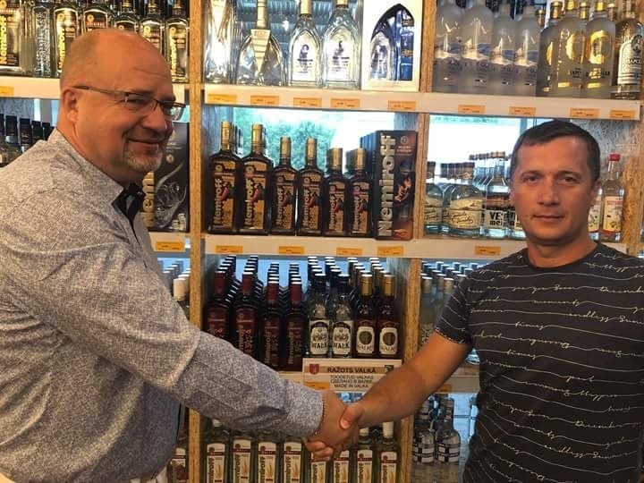 Valkas novada domes priekšsēdētājam Ventam Armandam Krauklim izveidojusies cieša un auglīga sadarbība ar igauņu uzņēmēju SIA  “ET INVEST” valdes priekšsēdētāju Eināru Visnapū. Viens no sadarbības  veidiem ir pašvaldības izveidotās zīmes “Ražots Valkā” izlikšana veikalā “Alko 1000 Market”.
                                                                                                                                                                                                                                                 
Autors:  ZANE BRŪVERE-KVĒPA