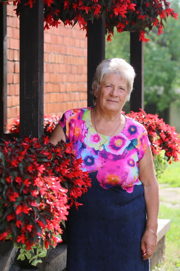 “Man vienmēr ir patikušas puķes. Tās ne tikai izdaiļo, bet arī rada prieku. Nepameta sajūta, ka mums Smiltenē pie pensionāra klubiņa kaut kā pietrūkst, tā radās ideja par labiekārtošanas darbiem,” priecājoties par senioru veikumu pie pensionāru klubiņa ieejas, saka Smiltenes Pensionāru apvienības vadītāja Rita Bormane.                                                   
Autors:  SANTA SINKA