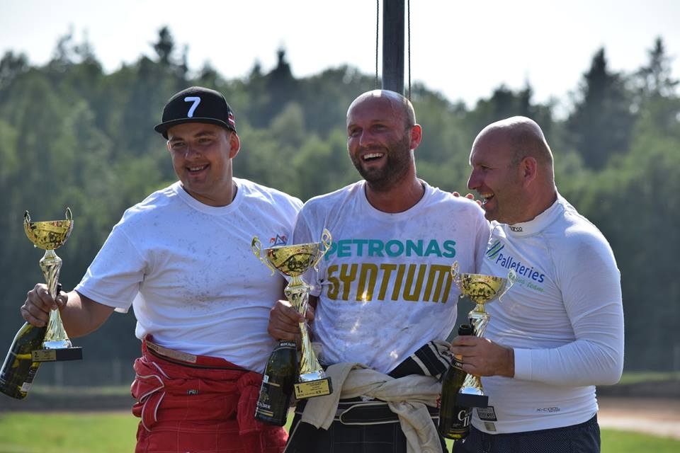 Latvijas autokrosa čempionāta 3. posmā Vecpils autotrasē debitēja grund­zālietis Pēteris Āboliņš (pirmais no kreisās), kurš 2000 Super klasē izcīnīja otru vietu, uzvara Ritvaram Kārkliņam (vidū), bet trešais Edijs Ošs. 
Autors:  NO PERSONĪGĀ ARHĪVA