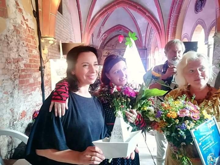 Šonedēļ notika dzejnieka Jāņa Baltvilka balvas pasniegšanas ceremonija. Nominācijā bērnu un jauniešu grāmatu māksla pārliecinoši uzvarēja māksliniece, grāmatas “Brūveri brūvē” ilustratore Gita Treice (pirmā no kreisās). Svētkos piedalījās arī viena no grāmatas autorēm Indra Brūvere un izdevniecības “Pētergailis” vadītāja Inguna Cepīte.                                                                                                                                                                          