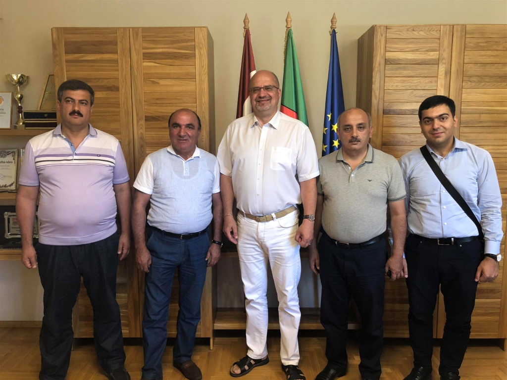 Apmeklējot Valku, Dienvidu zemes pārstāvji no Azerbaidžānas Latvijā izbaudīja tropiskus laikapstākļus - svelmi un bezvēju.           
Autors:  ZANE BRŪVERE-KVĒPA