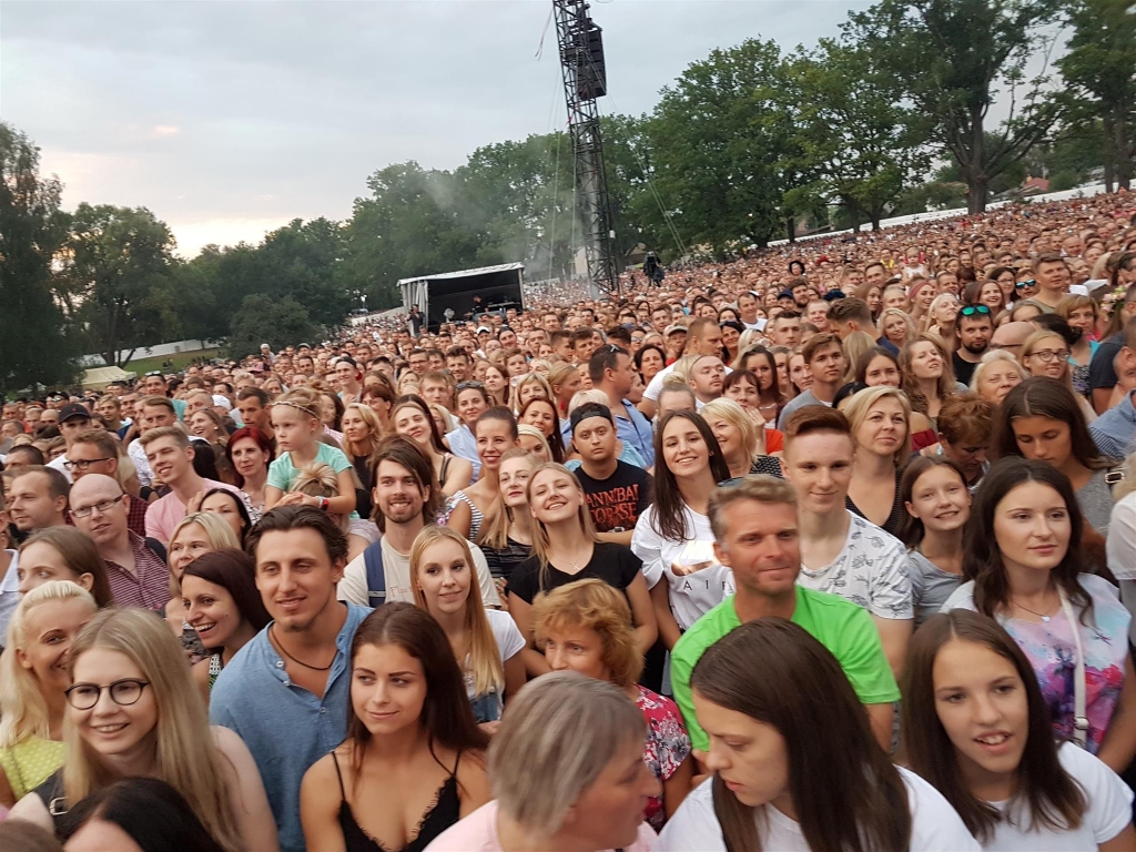 Smaidīgi, enerģiski un mūziku mīloši – tādi ir “Prāta Vētras” klausītāji, kuri gatavi uz koncertu ierasties vairākas stundas pirms sākuma, lai ieņemtu labākās vietas.