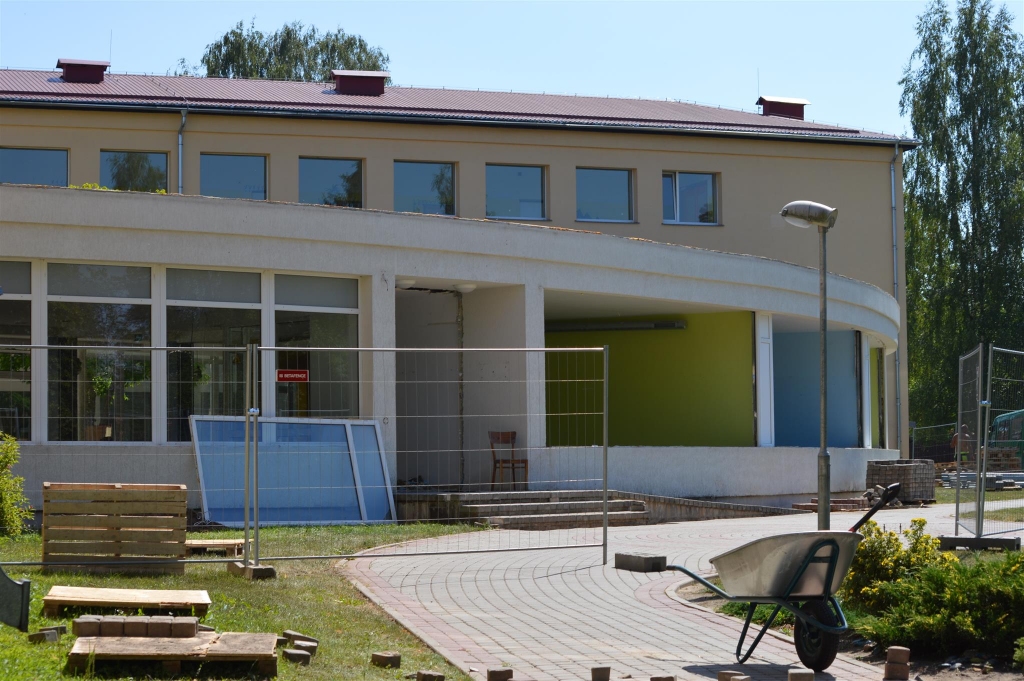 Drīz šīs Smiltenes vidusskolas pusapļa formā uzceltās piebūves vairs nebūs. To demontēs, atbrīvojot vietu jaunam skolas korpusam.                                                                                                                                 
Autors:  SANDRA PĒTERSONE