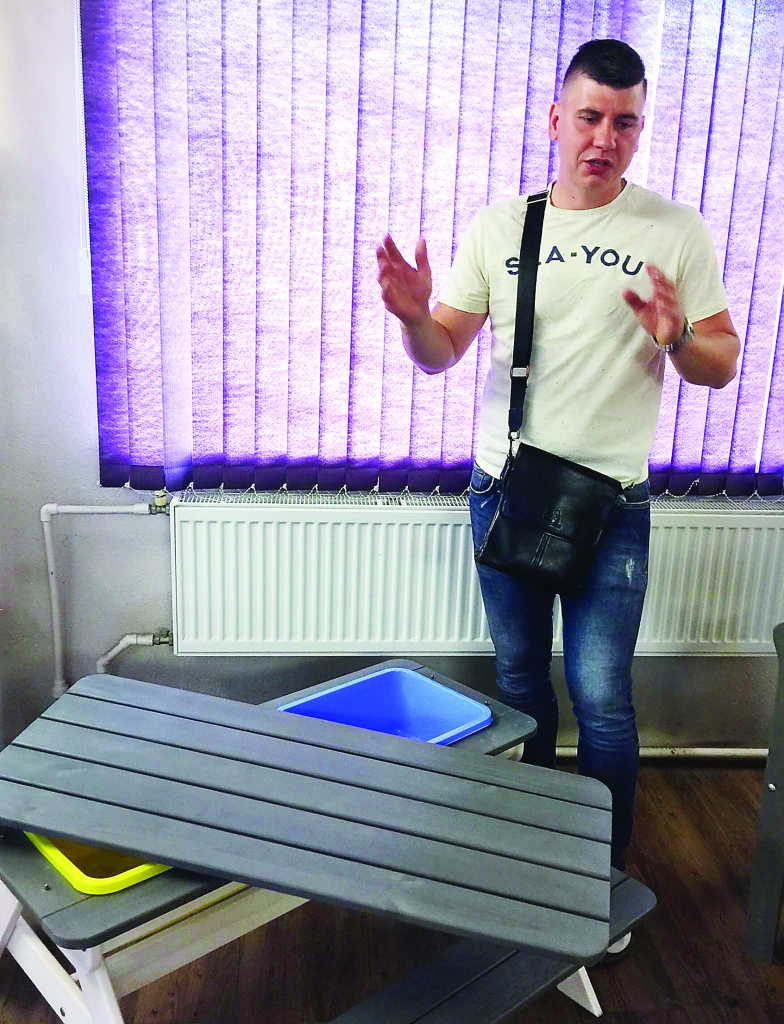 Valcēnietis Sergejs Kuncevičš stāsta par savā uzņēmumā radītajām lietām, kuras sajūsmina bērnus. Ražotnē top smilšu kastes un īpaši galdi un soli.