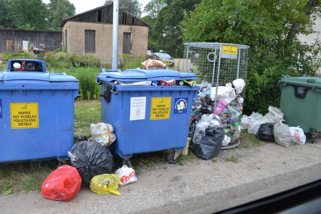 Tagad šajā vietā Strenčos, Valkas un Beverīnas ielu krustojumā, atstāts tikai PET pudeļu režģis, bet šķirošanas punkta konteineri aizvākti, jo cilvēki pie tiem novietoja arī nešķirotus sadzīves atkritumus.            
Autors:  GINTA GAILĪTE