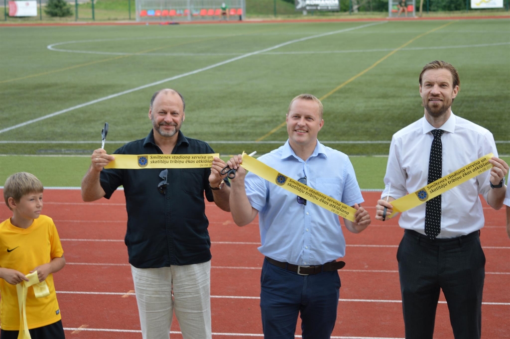 Šis ir priecīgs brīdis gan objekta būvnieka, uzņēmuma “R.K.C.F. Renesanse” valdes loceklim Raimondam Kuncevičam (no kreisās), gan Smiltenes novada domes priekšsēdētājam Gintam Kukainim, gan Latvijas Futbola federācijas prezidentam Kasparam Gorkšam, kuru vēlējumi sakrīt, - lai tagad stadionā ļaužu ir vēl vairāk!                                      
Autors:  SANDRA PĒTERSONE