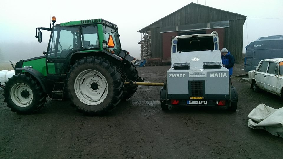 Naktī no sestdienas uz svētdienu Virešu pagastā nozagts attēlā redzamais traktors “Valtra 6350”. Šī zādzība satraukusi ne vien īpašnieku, bet arī apkārtējo novadu zemniekus.                                                   
Autors:  NO PERSONĪGĀ ARHĪVA