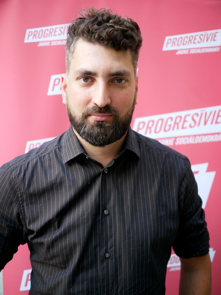 Smiltenes novada ļaudis Ervinu Labanovski iepazinuši kā dzirkstošo bērzu sulu zīmola “BIRZĪ” īpašnieku, kurš Brantu pagasta “Kainaižos” uzņem tūristus. Uzņēmējs ir nolēmis kandidēt 13. Saeimas vēlēšanās no politiskās partijas “Progresīvie”. 