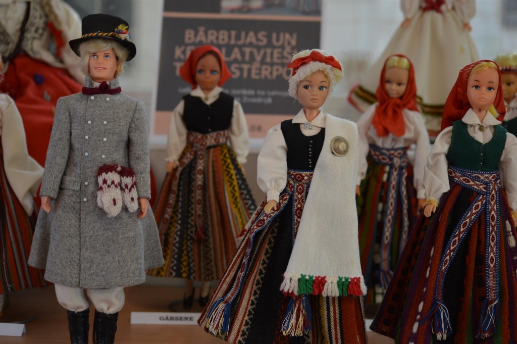 Arī šādi var izskatīties ASV zīmola rotaļlietas Bārbijas un Keni (attēlā – izstādē Smiltenē). Tā viņas ietērpušas  trimdas latvietes Zviedrijā. 
Autors:  SANDRA PĒTERSONE