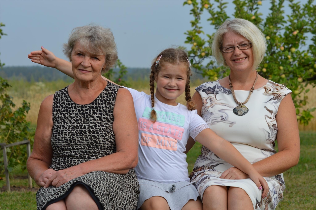Dienā, kad Smiltenes novada sakoptākajā viensētā Smiltenes pagasta “Kamaldiņā 13” viesojas “Ziemeļlatvija”, mājās no sešu cilvēku lielās ģimenes ir Laimdota Ivanova (no kreisās), Samanta Ģēģere un Ira Gaile, kura arī ir lauku sētā iekoptā daiļdārza galvenā plānotāja un veidotāja.                                                                                             
Autors:  SANDRA PĒTERSONE